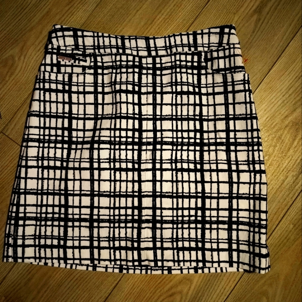 Renuar ladies skort size 4